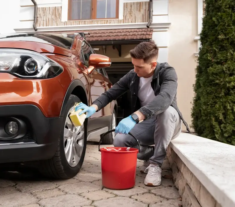Lavage auto à domicile Saumur : professionnel intervenant sur un véhicule